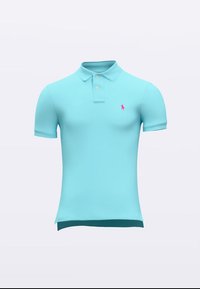 Világoskék pamut poloing, gallérral, kétgombos patenttal és egy kis rózsaszín logóval a bal mellrészen. Rövid ujjú.