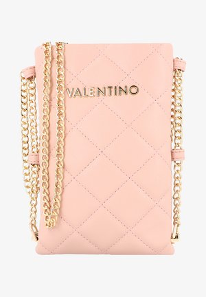 Borsa a tracolla in pelle rosa trapuntata con catena dorata e logo metallico "VALENTINO" sul fronte. Forma rettangolare; texture liscia.
