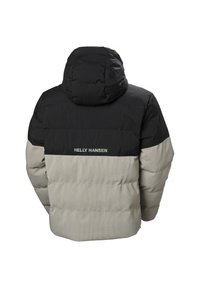 Gewatteerde jas met een zwart boven gedeelte en een lichtgrijs onder gedeelte. Bevat een capuchon en het "Helly Hansen" logo op de achterkant.