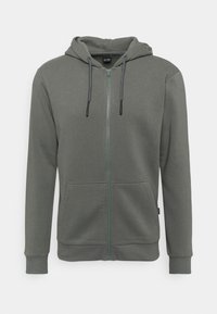 Khaki ritshoodie met een vast trekkoord, twee voorzakken en geribde manchetten; gemaakt van een zachte, gladde stof met een subtiele textuur.