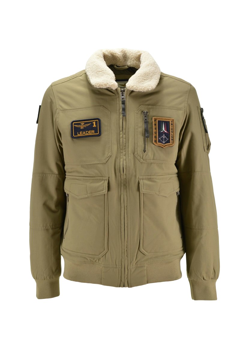 Giacca bomber khaki con colletto in finta shearling, multiple tasche e toppe con la scritta "LEADER" e altri distintivi.