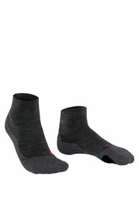 Schwarze und dunkelgraue Knöchelsocken mit geripptem Oben, gepolsterten Sohlen und verstärkter Zehenpartie. Kleiner roter Akzent vorne. Nahtloses Design.