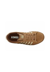 Sneaker K-Swiss in suede marrone con strisce e lacci beige, vista dall'alto e soletta con logo.