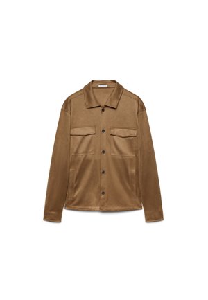 Chemise marron à manches longues avec boutons, col et deux poches à rabat sur la poitrine, présentée sur fond blanc.