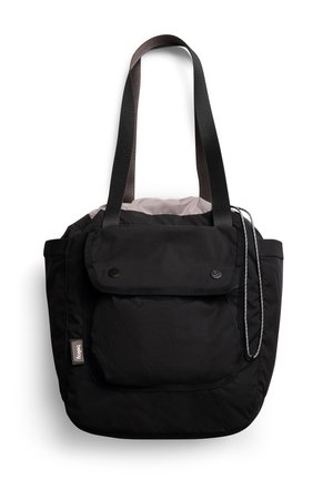 Borsa tote nera con manici lunghi, tasca frontale a battente con bottoni a pressione e fodera interna di colore viola chiaro.