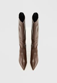Bottes marron montantes en simili cuir texturé avec un motif crocodile, dotées d'un bout pointu et d'une coupe ajustée.