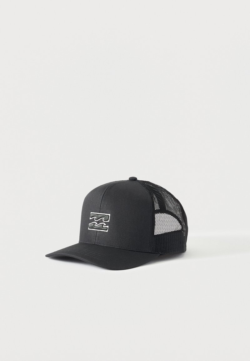 Μαύρο καπέλο snapback με κυρτή γείσο και διχτυωτό πάνελ, με λευκό διπλό κυματιστό λογότυπο κεντημένο μπροστά.