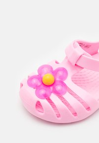Crocs ISABELLA CHARM - Badesandaler - flamingo