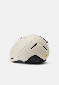 Weißer Fahrradhelm mit einer glatten, matten Oberfläche, aerodynamischer Form, Belüftungsöffnungen und einem gelben MIPS-Logo an der Seite.