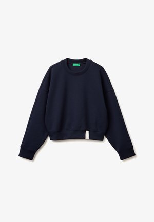 Granatowa, ciemna bluza z długim rękawem i okrągłym dekoltem, z prążkowanymi mankietami i dołem, z małym białym, pionowym paskiem w pobliżu dolnej krawędzi.