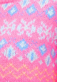 Πλεκτό ύφασμα με φωτεινή ροζ βάση, διακοσμημένο με μοτίβα σε σχήμα διαμαντιού σε μπλε και λευκό, με διακριτικές πορτοκαλί πινελιές σε όλη την υφή.