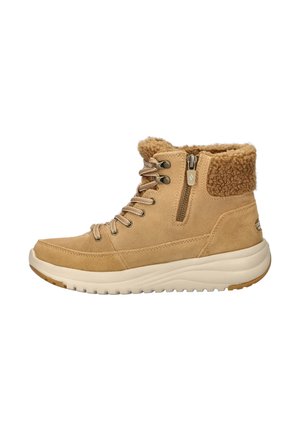 Botines de ante marrón con forro de piel sintética, que cuentan con un collar acolchado, diseño de cordones y cremallera lateral. Suela de goma ligeramente elevada.