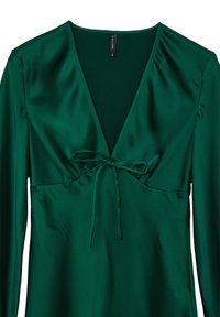 Robe en satin vert avec un décolleté en V, des manches longues et un détail noué à la taille. Texture lisse, design ajusté et éclat subtil.