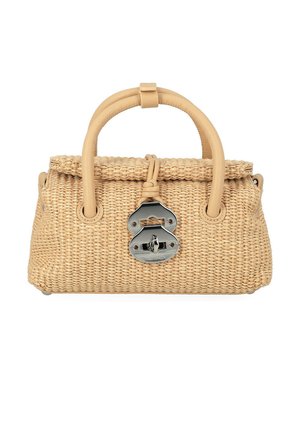 Borsa intrecciata beige con manici arrotondati e chiusura centrale argentata a vortice su sfondo bianco.