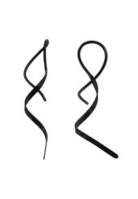 Orecchini in metallo nero con design a spirale intrecciata, caratterizzati da superfici lisce e spessori variabili. Ogni orecchino è unico nella forma.