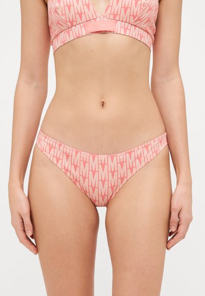 Ensemble de bikini rose comprenant un bralette à décolleté en V et un string assorti. Le tissu présente un motif répétitif de logo « M » et une texture douce et lisse.