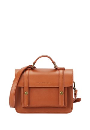 Skórzana torebka na ramię w intensywnym pomarańczowym kolorze, wyposażona w górny uchwyt, regulowany pasek, dwa przednie paski oraz subtelne logo z przodu.