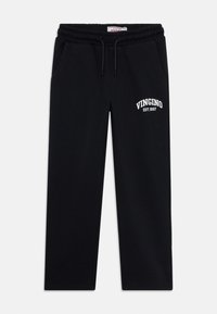 Čierne tepláky Vingino s elastickým pásom, sťahovacou šnúrkou, vreckami a bielym logom "VINGINO EST. 1997" na ľavom stehne.