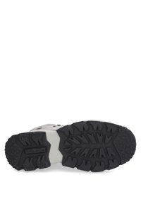 Sneaker z teksturowaną czarną gumową podeszwą, charakteryzujący się wielokierunkowym wzorem bieżnika oraz jasnym cholewką z detalami w kolorze akcentu.