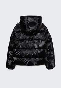 Svart puffjacka med glansig yta, huva och horisontellt quiltad design. Har elastiska muddar och en kort skuren silhuett.