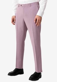 Jasnofioletowe spodnie wizytowe z teksturowanej tkaniny, o dopasowanym kroju, z plisą z przodu i zapinane na guzik, zestawione z czarnymi mokasynami.