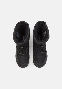 Botas impermeables negras con un collarín acolchado, suela de goma texturizada y cordones ajustables. Cuentan con un interior de forro de lana suave para mayor comodidad.
