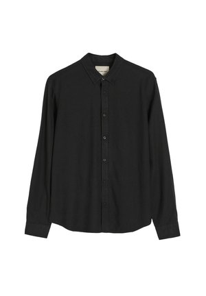 Czarna koszula z długim rękawem zapinana na guziki, z ostrym kołnierzem i zapinanymi na guziki mankietami, prezentowana na białym tle.