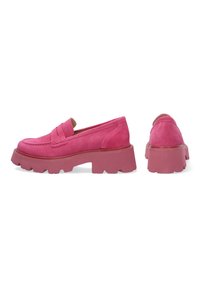Rosa Wildleder-Loafers mit einer massiven Gummisohle, strukturiertem Oberflächenmaterial und genähten Akzenten. Merkmale ein minimalistisches Slipper-Design und eine runde Zehenform.