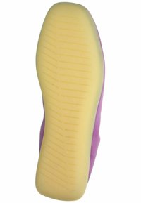 Parte superiore in suede viola con suola in gomma gialla texturizzata. La suola presenta un motivo a strisce per una presa migliore e un bordo del tallone arrotondato.