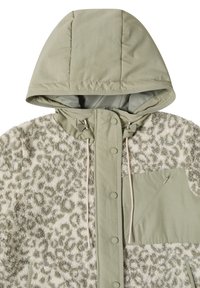 Veste à capuche en tissu lisse vert clair, polaire texturée crème et grise, boutons-pression à l'avant, cordons de serrage et poche poitrine zippée.