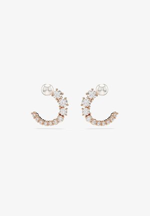 Paire de boucles d'oreilles en or, chacune ornée d'une petite perle et d'un croissant de pierres précieuses rondes et transparentes serties en or.