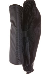 Svart vadderad skyddsmuff med ett öppet lock och inre rem, utformad för att hålla och säkra ett cylindriskt föremål.