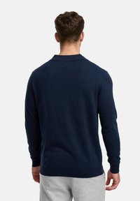 Marineblauer gestrickter Pullover mit langen Ärmeln und klassischem Kragen. Verfügt über gerippte Bündchen und Saum. Glatte Textur, lässiges Design.
