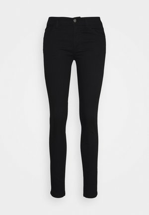 Pantalon noir ajusté avec fermeture à bouton et fermeture éclair, poches avant et passants pour ceinture sur un fond neutre.