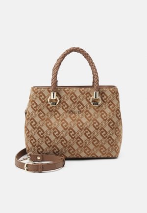 Bolso Liu Jo de color marrón con patrón, asas trenzadas y correa de hombro desmontable, detalles en tono dorado y logo, sobre un fondo neutro.