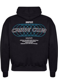 Sort sweatshirt med hætte. Har blåt og hvidt tekst på ryggen: "DROPSIZE," "CRIME CLUB," og yderligere sætninger. Ribbenede manchetter og kant.