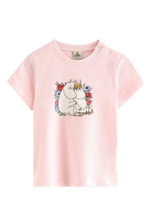 Vaaleanpunainen taaperon T-paita, jossa kaksi Muumihahmoa halaavat toisiaan, ympäröitynä punaisilla, sinisillä ja vaaleanpunaisilla kukilla paidan etuosan keskellä.