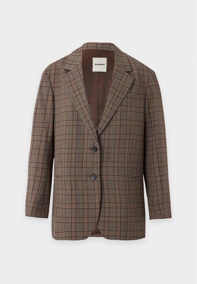 Blazer à carreaux marron avec deux boutons, col à revers cranté et poche poitrine, doublé à l'intérieur d'un tissu lisse brun foncé.
