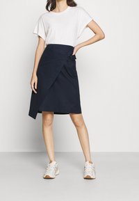 Lacoste Zavinovací sukně - dark blue