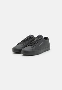 Czarne sneakersy wykonane z gładkiego materiału syntetycznego, charakteryzujące się niskim profilem, okrągłym noskiem, płaskimi sznurówkami i logo na języku.
