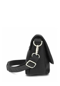 Borsa nera realizzata in pelle testurizzata con chiusura a zip, tracolla regolabile e hardware in tonalità argentata, con una forma triangolare.