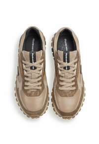 Zapatillas de ante y cuero en tonos beige y marrón con acentos texturizados, puntera redonda, suela de goma y cordones en tono a juego. Etiquetas negras en la lengüeta.