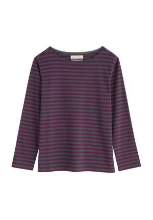 Langearmige top in donkerpaars met grijze horizontale strepen. Ronde halslijn en zachte, lichte stof. Geen zichtbare hardware of accenten.