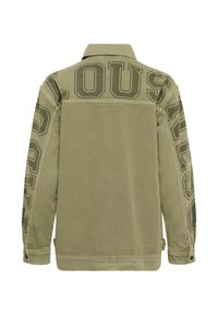 Veste vert olive avec des lettres en gras vert foncé épelant "LOUIS" sur le haut du dos et continuant sur les deux manches.