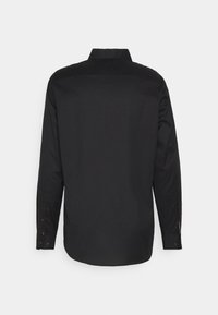 Czarna koszula z długim rękawem, zapinana na guziki, z kołnierzykiem typu punktowego, gładką fakturą, zaokrąglonym dołem i mankietami z kolorowym wzorem wewnętrznym.