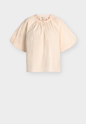 Hele beež värvi lühikeste varrukatega pluus peente vertikaalsete triipudega, ümmarguse kogutud kaelusega ja lõdva lõikega, esitatud valgel taustal.