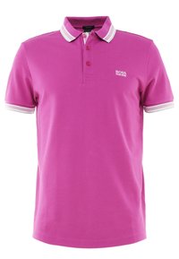 Polo rose avec un plastron à deux boutons, col et poignets à rayures blanches contrastantes, texture douce et petit logo brodé sur la poitrine.