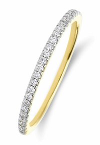 Gouden ring met een dunne band voorzien van een rij kleine, ronde diamanten, gezet in witte metalen accenten langs de bovenrand.