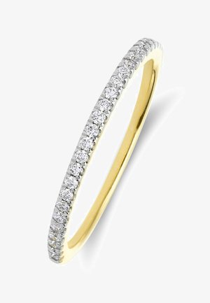 Gouden ring met een dunne band voorzien van een rij kleine, ronde diamanten, gezet in witte metalen accenten langs de bovenrand.