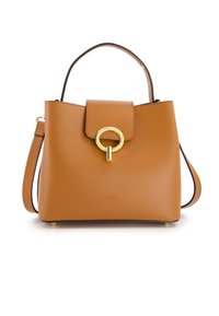 Tasche aus tanfarbenem Leder mit strukturiertem Design, kurzem Griff und abnehmbarem Riemen. Verfügt über ein goldenes, rundes Hardware-Detail und einen Druckverschluss.